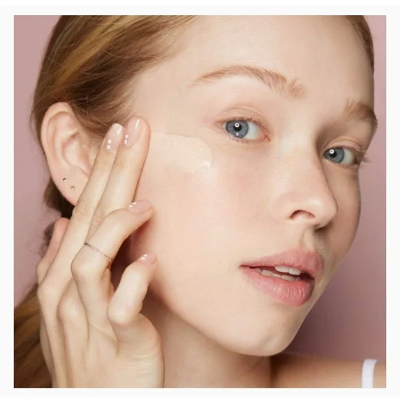 Almay Truly Lasting Color Liquid Makeup Long Wearing Natural Finish Foundation - Picture 3 of 12